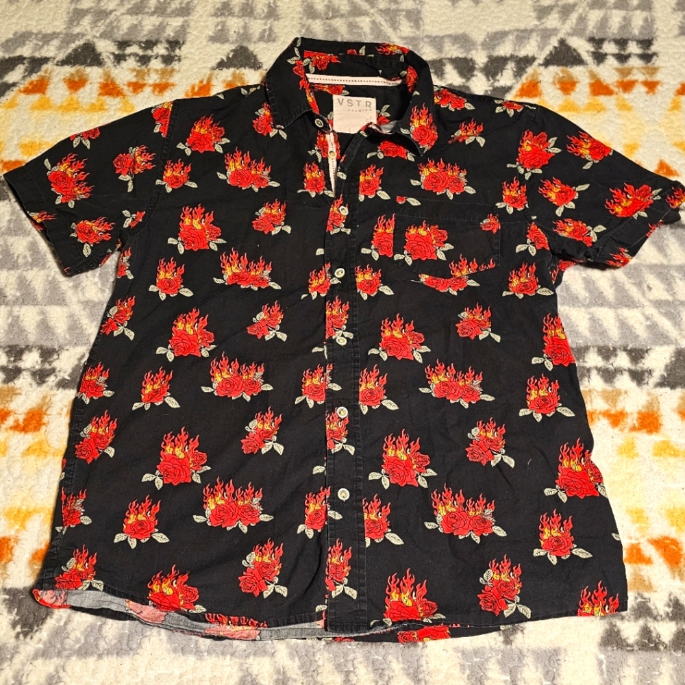 VSTR Button Shirt Men Large Short Sleeve Red Roses with Burning 🔥 Flames Sz L
